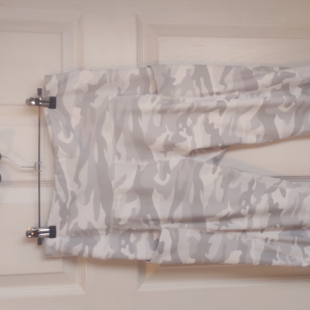 Like New! Athletic Leggings Grey/White Camo Size Large - Picture 6 of 16